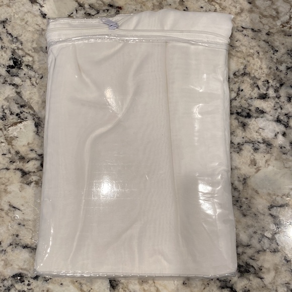 NWT! Sheer white curtains (contains 2 panels) - Picture 3 of 3